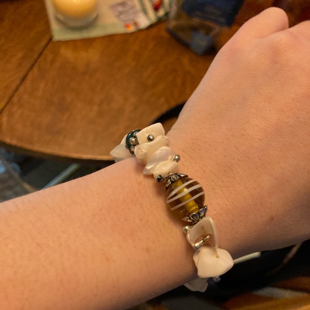 Shell charm bracelet - Picture 2 of 3